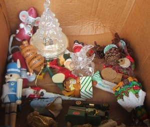 lot 28 image: Misc. Christmas lot
