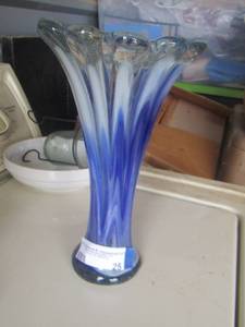 lot 25 image: VINTAGE BLUE & WHITE BLOWN ART GLASS VASE