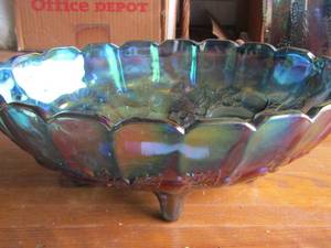lot 79 image: CARNIVAL GLASS FOOTED FRUIT BOWL - BLUE
