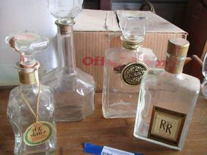 lot 103 image: Liquor bottlesDECANTORS   QTY 4