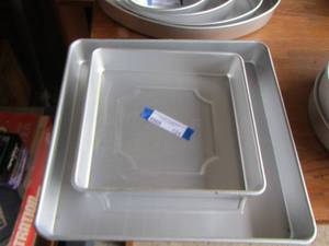 lot 124 image: WILTON SQUARE CAKE  PANS   QTY 2