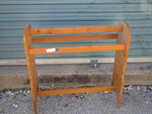 lot 187 image: Quilt rack