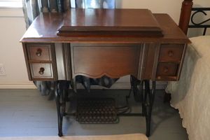 lot 2 image: Vintage sewing machine with  table