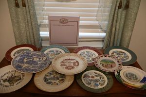 lot 16 image: Vintage collector plates and table linens