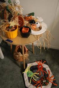 lot 20 image: Halloween and Fall decorations with table