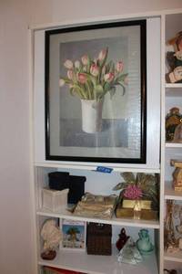 lot 116 image: Home decor with tulip wall art