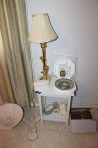 lot 118 image: Home decor with table lamp, collectors plate  and more