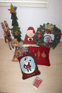 lot 124 image: Christmas pillows, wreath, and wooden decorations