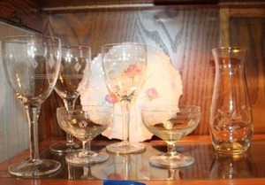 lot 129 image: Etched glassware with diamond design and floral plate