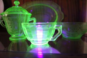 lot 130 image: Green uranium glass set