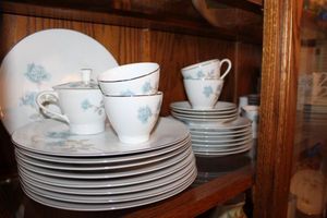 lot 133 image: Blue rose porcelain dish set Misty Blue