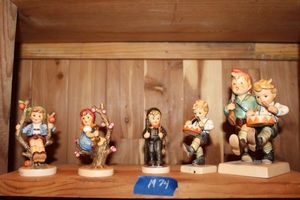 lot 74 image: MJ HUMMEL figurines