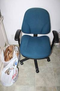 lot 102 image: Blue rolling office chair, knitting yarns