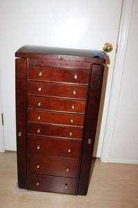 lot 86 image: Jewelry cabinet with green felt lining