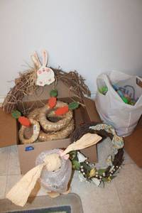 lot 106 image: Easter decorations and wreathes