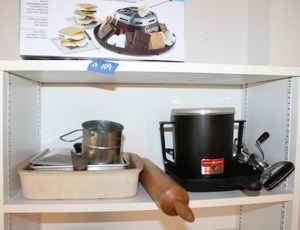 lot 109 image: Kitchen items electric smores maker, square stoneware, square cast iron skillet and more