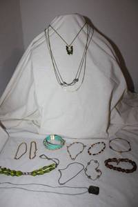 lot 164 image: Jewelry Mixed bracelets and necklaces