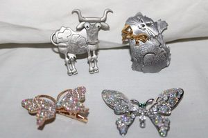 lot 181 image: Jewelry animal and butterfly pins