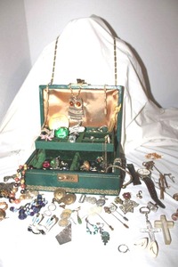 lot 183 image: Jewelry jewelry box with mixed jewelry pieces
