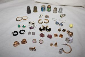 lot 189 image: Jewelry Earrings and thimbles