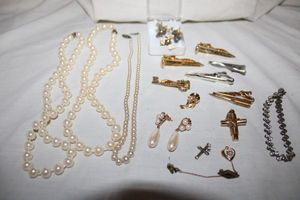 lot 190 image: Jewelry Faux pearl necklaces, tie clips and more