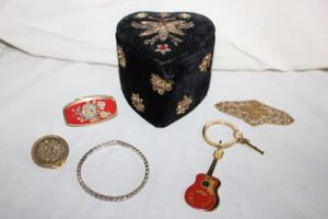 lot 207 image: Jewelry Heart felt trinket box with mirror ring, Elvis Presley key chain and more