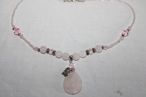 lot 224 image: Jewelry Rose quartz and pink bead necklace