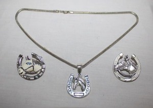 lot 253 image: Jewelry Horseshoe brooch pins and necklace