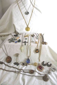 lot 248 image: Jewelry mixed assortment, includes disc charm pendant necklace