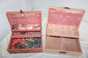 lot 249 image: Jewelry vintage jewelry boxes and mixed jewelry assortment
