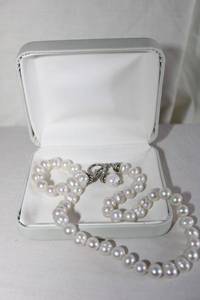 lot 238 image: Jewelry Faux pearl necklace with toggle clasp and jewelry box