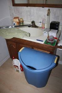 lot 24 image: Bathroom lot towel bar, laundry bin, insect killer, bath rug, candles and more