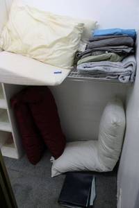 lot 30 image: Bed pillows, mattress cover and linens as shown