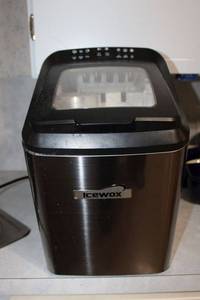 lot 42 image: Icewox ice machine