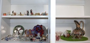 lot 44 image: Pottery vase and miniature knick knacks