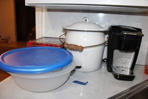 lot 48 image: Kitchen Keurig single cup coffee maker, plastic nesting bowls, stock pot and greeting cards