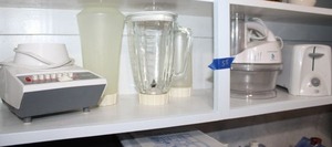 lot 55 image: Kitchen blender, toaster, and food chopper