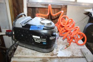lot 300 image: Air compressor inflator