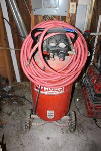 lot 301 image: Husky 25 Gal. Air compressor