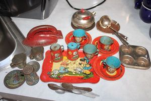 lot 140 image: Vintage metal childrens play kitchenware and iron