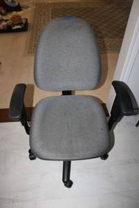 lot 250 image: Rolling office chair