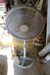 lot 282 image: Pedestal fan and desk fan