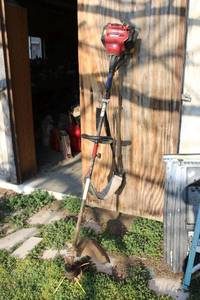 lot 284 image: Troy-bilt yard trimmer with shoulder strap