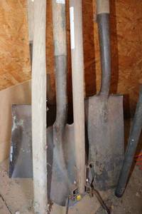 lot 286 image: Garden shovels and tree branch trimmer