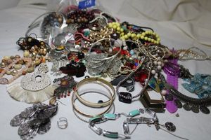 lot 154 image: Jewelry Mixed jewelry pieces