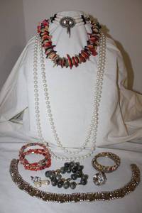 lot 155 image: Jewelry Mixed jewelry with extra long faux pearls