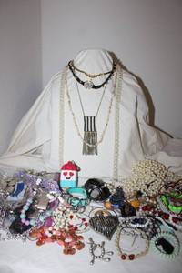 lot 156 image: Jewelry Mixed jewelry pieces