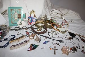lot 158 image: Jewelry Mixed jewelry pieces with diary