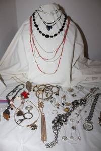 lot 159 image: Jewelry Mixed jewelry pieces
