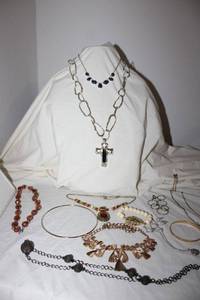 lot 160 image: Jewelry Mixed jewelry pieces with Liz Claiborne blue station necklace